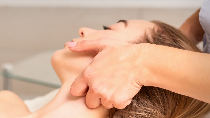 You are currently viewing Lymphatic Drainage Massage for the Face – Benefits & How to Do It