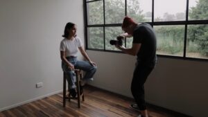 Read more about the article How To Look Good In Portraits – Simple Tips For Face, Posture, And Expression