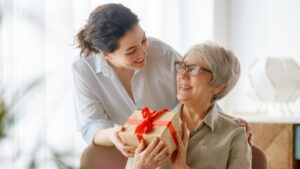 Read more about the article 8 Best Women’s Day Beauty and Skincare Gifts For Mom