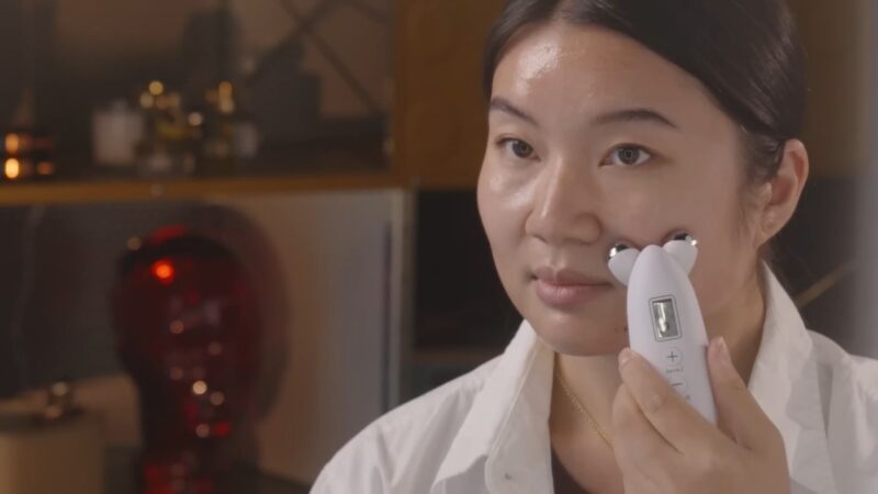 You are currently viewing Microcurrent Skincare Benefits, From Firmer Skin to a More Defined Jawline